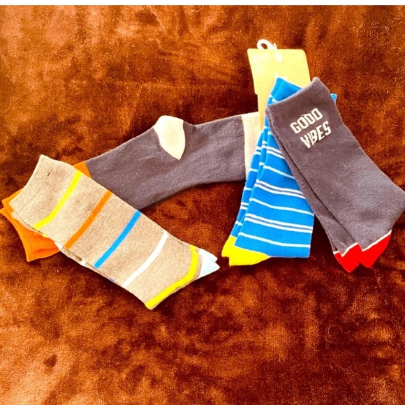 Four ( 4 ) pairs of boy’s socks! - Picture 4 of 6